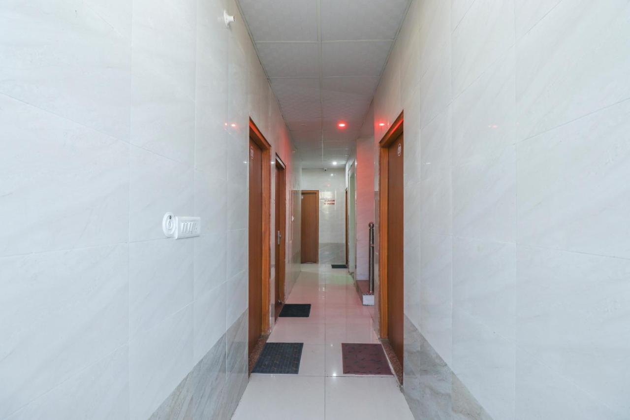 Oyo 69378 Trilok Dham Hotel วรินดาวัน ภายนอก รูปภาพ