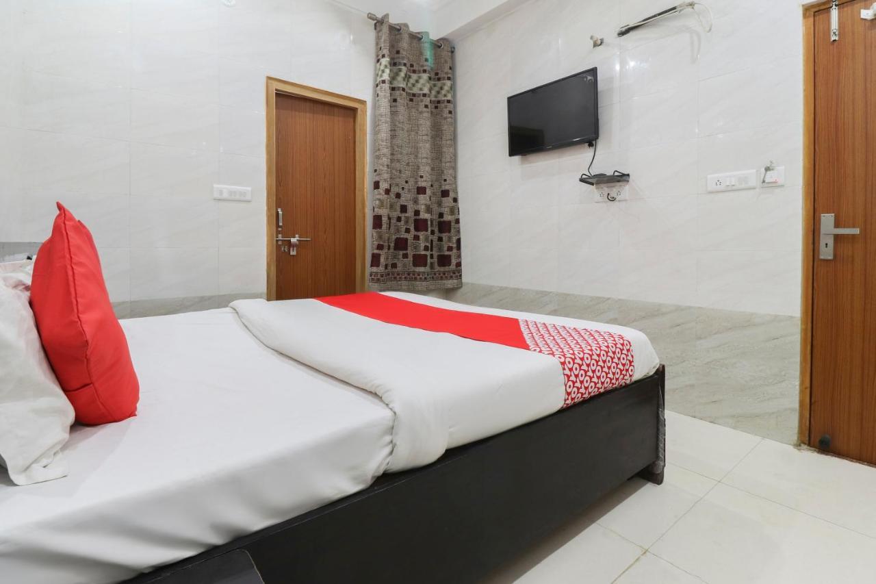 Oyo 69378 Trilok Dham Hotel วรินดาวัน ภายนอก รูปภาพ
